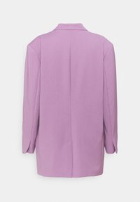 Blazer oversize lavande avec des manches longues et une fente à l'arrière, présenté sur un fond blanc uni.