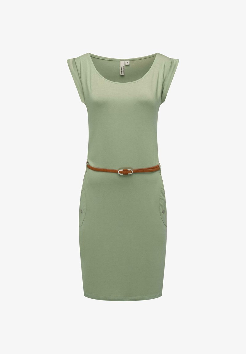 Zielona, krótko rękawowa sukienka z miękkiego materiału o okrągłym dekolcie, z brązowym paskiem w talii i dwoma bocznymi kieszeniami z guzikowymi detalami.