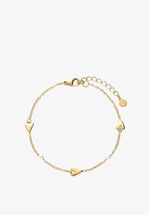 Bracelet délicat en chaîne d'or avec trois breloques en forme de cœur en or et deux petites perles blanches, équipé d'un fermoir mousqueton et de maillons réglables.