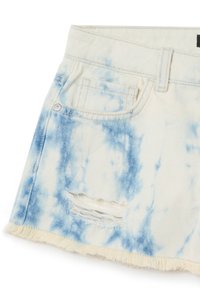 Mini falda de denim de teñido anudado en azul, con dobladillo deshilachado, bolsillo frontal desgastado, lavado claro con patrones parecidos a nubes y presillas para cinturón estándar.