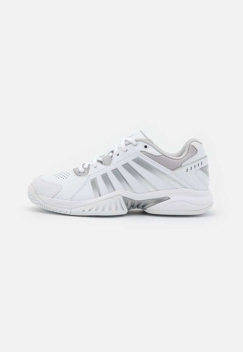 Pantofi sport albi cu accente gri, panouri din plasă texturată, perforații pentru ventilație și un design distinctiv al tălpii pentru aderență.