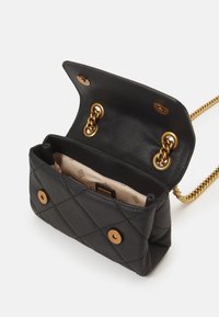 Borsa a tracolla in pelle nera trapuntata con hardware dorato, dotata di una tracolla a catena e foderata in beige con motivo a logo.