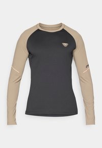 Hosszú ujjú ing, könnyű anyagból, sötétszürke testtel és bézs raklapú ujjakkal, logó részlettel és kiemelő varrással.