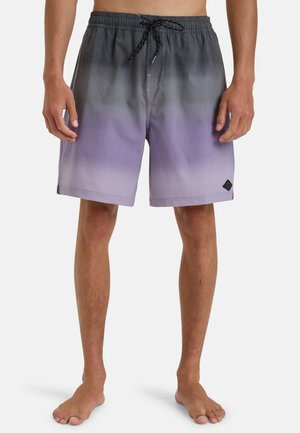 Paarse gradient zwemshorts met elastische tailleband, zwarte trekkoord en logo-opdruk op het linkerbeen. Lichtgewicht stof met een gladde textuur.