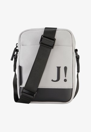 Grau und schwarz gestreifter Umhängetasche aus strukturiertem Stoff, mit verstellbarem Riemen und auffälligem "J!"-Logo auf der Vorderseite. Kompakte rechteckige Form.
