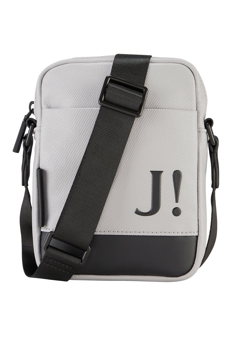 Borsa a tracolla grigia e nera realizzata in tessuto testurizzato, con tracolla regolabile e logo "J!" in evidenza sul davanti. Forma rettangolare compatta.