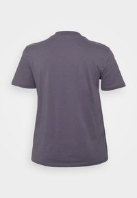 Camiseta de manga corta en gris oscuro con cuello redondo, hecha de una tela suave, con un diseño sencillo y un dobladillo recto.
