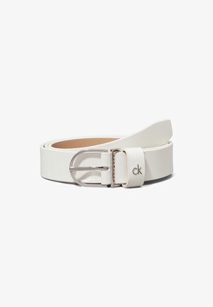 Wit lederen riem met een zilveren metalen gesp, voorzien van een gladde textuur en een minimalistisch ontwerp. Inclusief een logo-accent op de band.