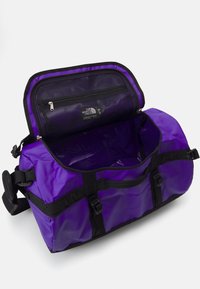The North Face BASE CAMP DUFFEL S UNISEX - Kelioninis krepšys - peak purple/black