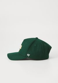 Grønn ull baseballcaps med buet skygge, med brodert skrift foran og logo på siden. Hvit søm som aksent.