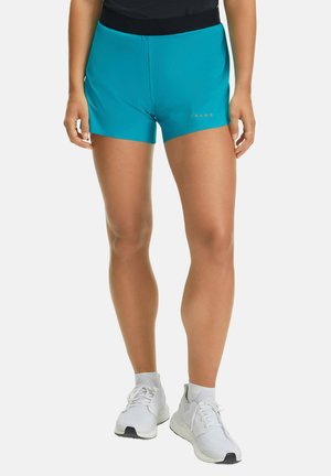 Türkise Sportshorts mit einem schwarzen Bund. Glatte Textur, Länge bis zur Mitte des Oberschenkels, mit einem kleinen metallischen Logo auf der Vorderseite.