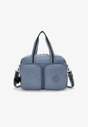 Blaues Nylon-Dufflebag mit zwei vorderen Reißverschlusstaschen, gestreiften Griffen, verstellbarem Schultergurt und einem kleinen plüschigen Schlüsselanhänger.
