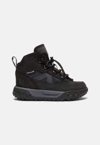Botte de randonnée noire mi-montante avec semelle robuste, fermeture rapide par lacets et logos Timberland sur le côté et la boucle du talon.