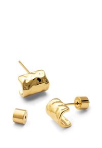 Ohrringe in Goldton mit einem welligen, strukturierten Design. Enthält einen runden Stecker und ein abstraktes, skulpturales Element. Glatte Oberfläche in der gesamten Ausführung.
