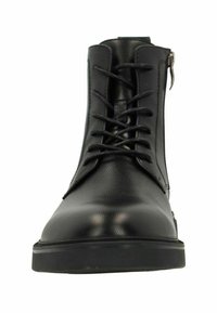 Bottine en cuir noir avec une finition texturée, dotée d'un laçage à l'avant, d'une fermeture éclair sur le côté et d'une semelle plate en caoutchouc.