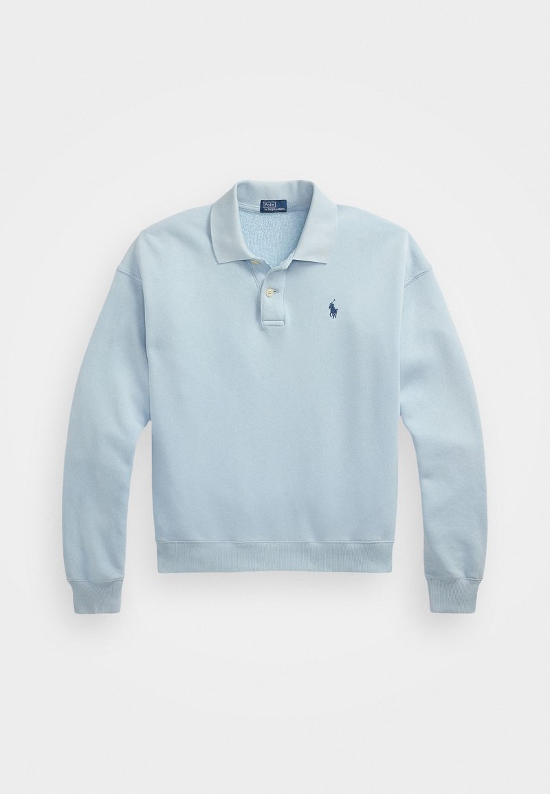 Suéter polo de algodón azul claro con mangas largas, tapeta de dos botones y un pequeño logotipo bordado en azul marino en el pecho. Textura suave.