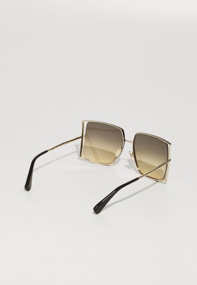 Occhiali da sole quadrati con lenti marroni sfumate e montatura in metallo dorato. Tempi in acetato nero. Design minimalista senza loghi o motivi visibili.