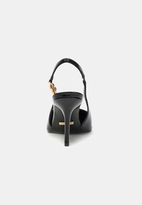 Sandalo nero con tacco alto dal design elegante, con apertura sul retro e cinturino alla caviglia con un dettaglio in fibbia dorata. Materiale in pelle liscia.