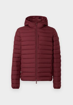 Maroon gewatteerde pufferjas met capuchon, volledige ritssluiting aan de voorkant, ritszak op de borst en elastische manchetten tegen een plain witte achtergrond.