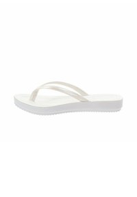 Infradito bianchi con suola liscia, doppie cinghie trasparenti che si incrociano all'alluce e un battistrada testurizzato per una migliore aderenza.