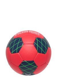 Pallone da calcio rosso e blu con design esagonale e linee diagonali verdi. Realizzato in materiale durevole, presenta motivi in rilievo.