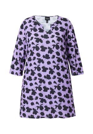 Fioletowa tunika z czarnym floralnym wzorem, dekolt w serek i rękawy 3/4. Lekki materiał o gładkiej teksturze.