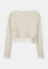 Biały krótki sweter o teksturowanym, ażurowym wzorze. Okrągły dekolt oraz długie rękawy z prążkowanymi mankietami i detalem na dole.