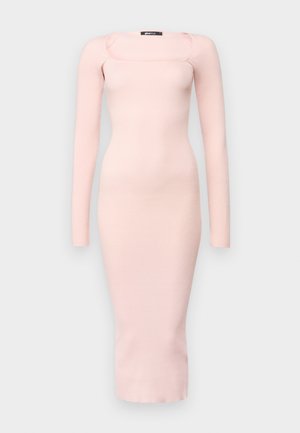 Langærmet, ribbet strikkjole i blød pink, med en firkantet halsudskæring og tætsiddende silhuet, der går til midten af læggen.