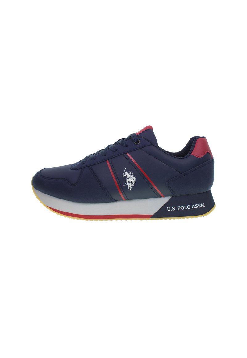Scarpa da ginnastica navy con accenti rossi, tomaia sintetica, intersuola bianca e suola esterna in gomma testurizzata. Presenta il logo e il testo del marchio sul lato.