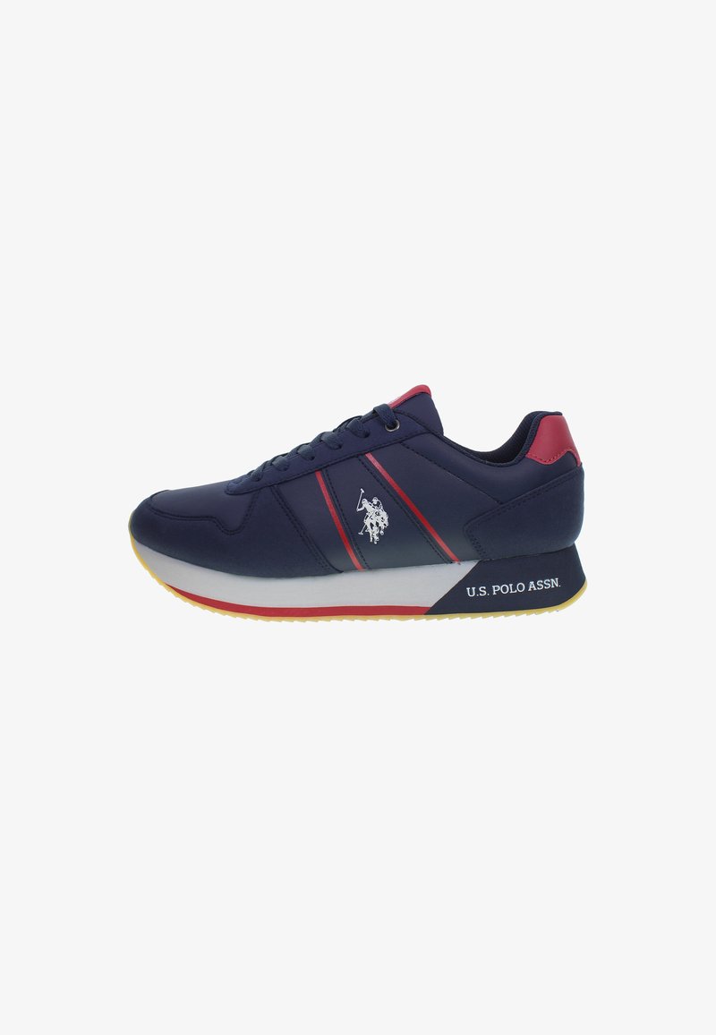 Scarpa da ginnastica navy con accenti rossi, tomaia sintetica, intersuola bianca e suola esterna in gomma testurizzata. Presenta il logo e il testo del marchio sul lato.