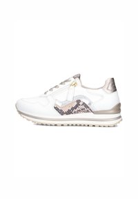 Witte sneaker van gestructureerd wit leer, met metalen accenten, een gestructureerd beige en bruin patroon, en een beige zool. Bevat een decoratieve rits.