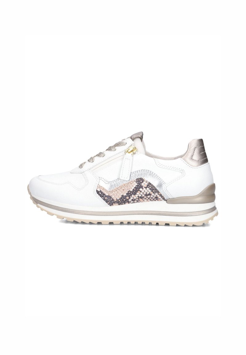 Witte sneaker van gestructureerd wit leer, met metalen accenten, een gestructureerd beige en bruin patroon, en een beige zool. Bevat een decoratieve rits.