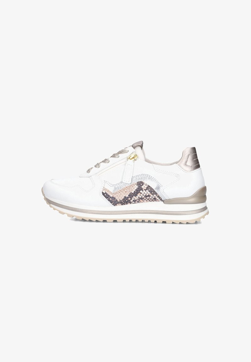 Witte sneaker van gestructureerd wit leer, met metalen accenten, een gestructureerd beige en bruin patroon, en een beige zool. Bevat een decoratieve rits.