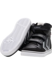 Schwarze High-Top-Sneaker mit einer glatten Leder- und Wildleder-Oberfläche, ausgestattet mit einer weißen Sohle, Klettverschlüssen und grauen Seitenstreifen.