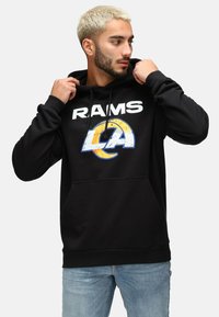 Sudadera negra con "RAMS" y "LA" impresos en blanco y azul. Cuenta con un bolsillo frontal y capucha con cuerda. Material de mezcla de algodón.
