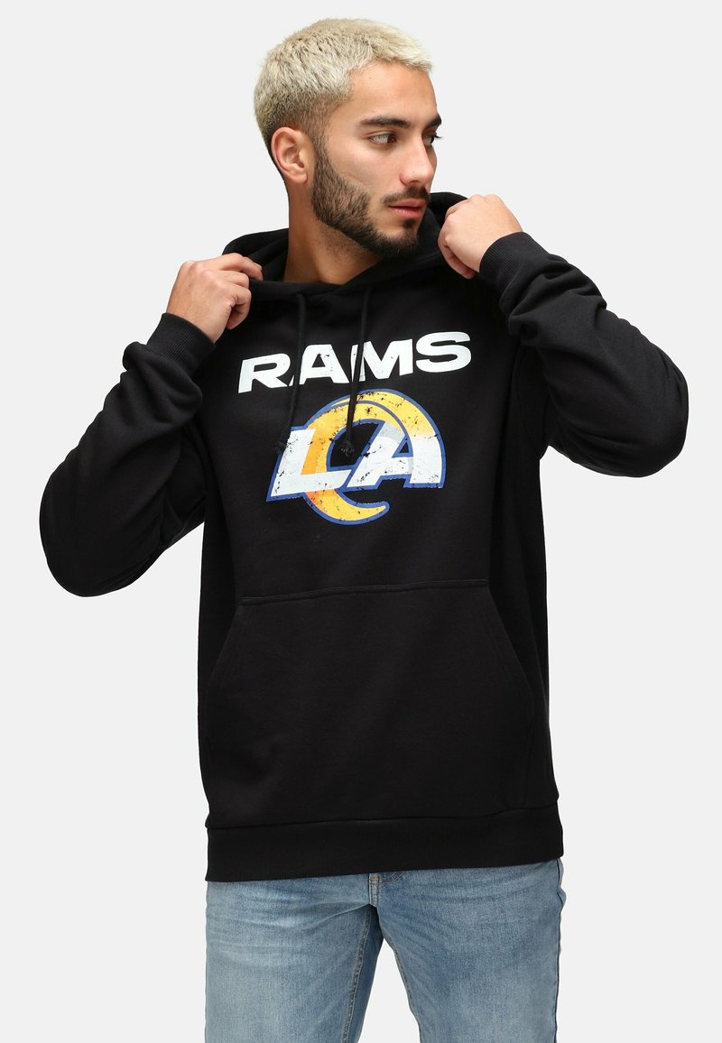 Sudadera negra con "RAMS" y "LA" impresos en blanco y azul. Cuenta con un bolsillo frontal y capucha con cuerda. Material de mezcla de algodón.