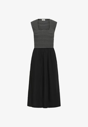 Robe sans manches rayée noir et blanc avec un décolleté carré, une taille cintrée et une jupe noire fluide. Texture de tissu douce partout.