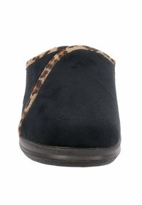 Pantofole in suede nero con un accento in finta pelliccia leopardata e un design curvo. La suola è piatta e testurizzata per una buona aderenza.