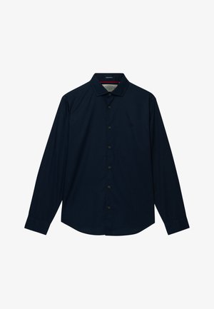 Camisa azul marino de manga larga con botones, cuello clásico, puños abotonados y un sutil logo bordado en el pecho izquierdo.