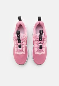 Scarpe da ginnastica rosa con tomaia in mesh e sintetico, lacci neri, suola imbottita e intersuola bianca a contrasto. Tab sul tallone nero per una facile calzata.