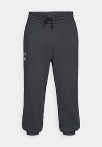 Pantalones deportivos gris oscuro con cintura elástica y cordón. Puños en los tobillos. Presentan un pequeño logo azul y blanco en el muslo.