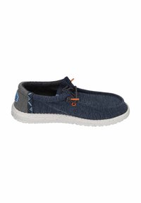 Scarpa slip-on in tessuto blu con superficie testurizzata, accentuata da dettagli arancioni e una suola bianca macchiata. Presenta una fodera interna con motivo.