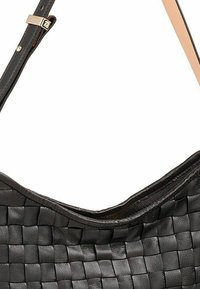 Borsa a tracolla in pelle nera intrecciata con forma arrotondata, caratterizzata da un bordo liscio e una sottile tracolla regolabile in tono marrone chiaro con dettagli in metallo dorato.