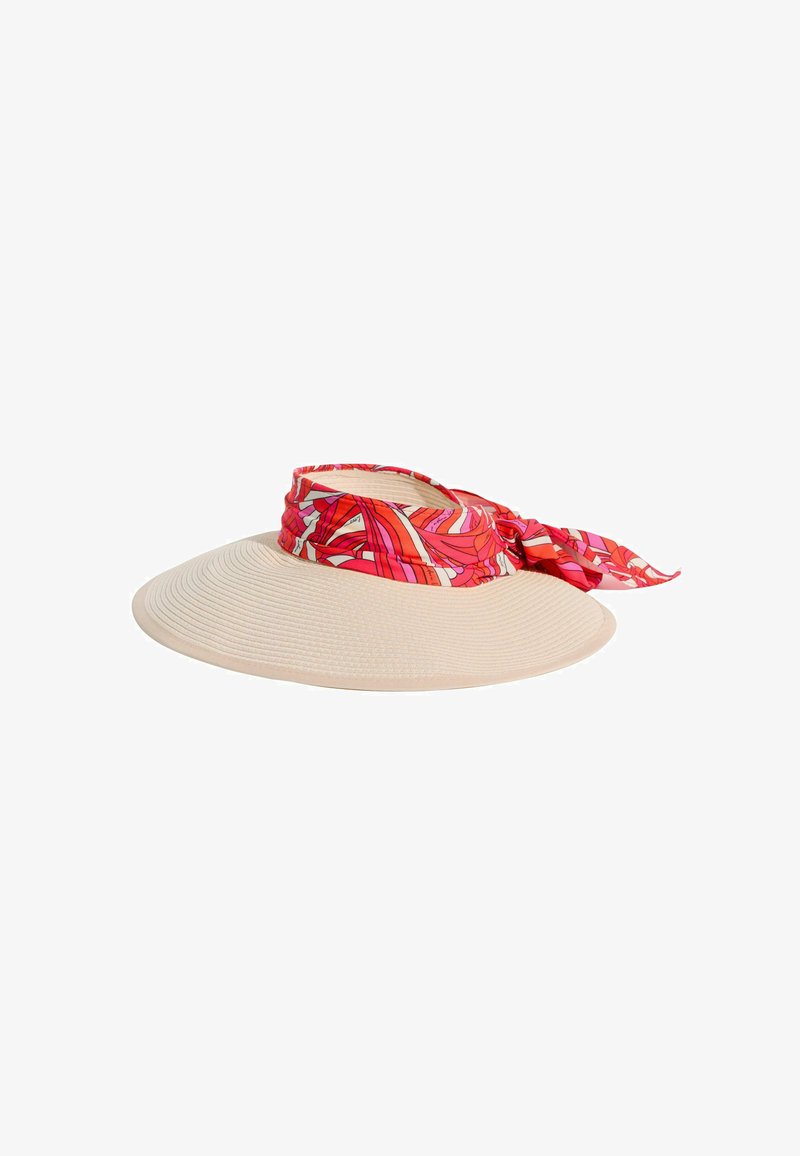 Chapeau de soleil beige à larges bords avec un dessus ouvert et une écharpe à motifs rouges, roses et blancs nouée autour de la calotte.
