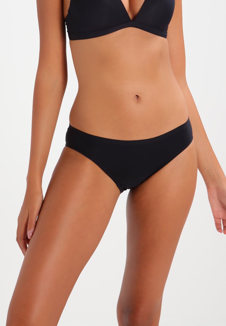 Svart bikini-bunn med lav høyde. Laget av glatt, stretchy stoff med rene kanter for komfort og passform.