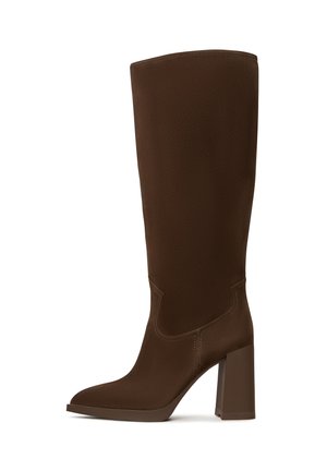 Braune knöchelhohe Stiefel aus glattem Material, mit spitzem Zehen und quadratischem Absatz. Nähdetails betonen das elegante Design.