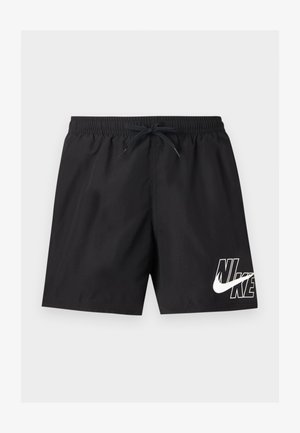 Melni Nike peldēšanas šorti ar elastīgu jostu, auklu un baltu logotipu uz kreisās apakšējās kājas vienkārša fona priekšā.