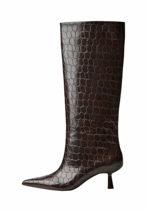 Bottes en cuir marron à hauteur de genou avec un motif crocodile, bout pointu et un petit talon carré. Texture lisse tout au long.