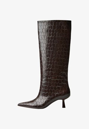 Knielange bruine leren laarzen met een krokodillenpatroon, spitse neus en een korte vierkante hak. Glad oppervlak over het geheel.
