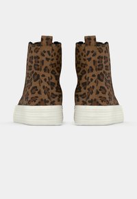 Καφέ μποτάκια μέχρι τον αστράγαλο με λεοπάρ σχέδιο, υφασμάτινη υφή, ελαστικές πλευρικές μπαρέτες και λευκές καουτσούκ σόλες. Διαθέτουν θηλιές για εύκολη εφαρμογή.